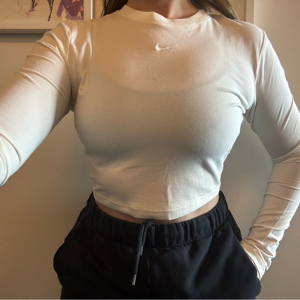 Nike Sportwear Long-Sleeve Cropped Crew Tee
